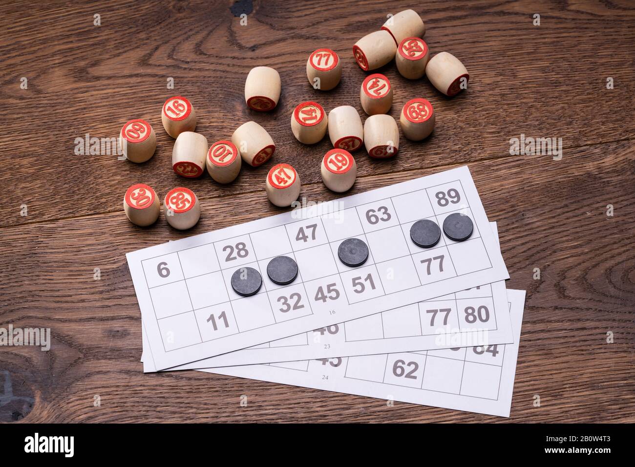 Juego De Lotto Con Cartas Y Barriles En La Mesa Foto de stock