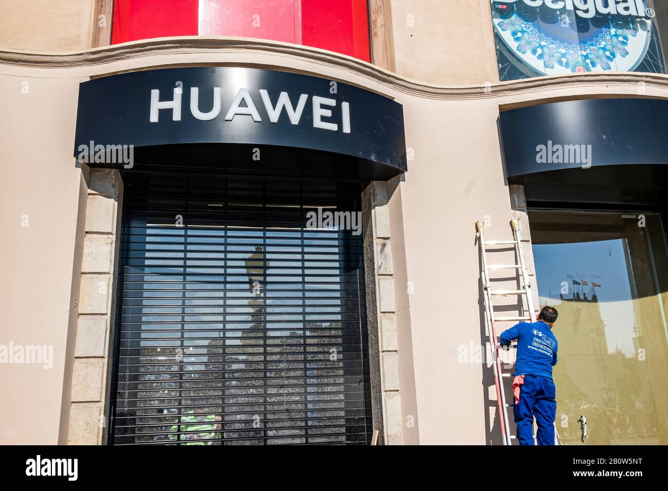 Barcelona, España. 21 de febrero de 2020. Operadores industriales que  terminan por última vez en la fachada de la nueva tienda Huawei Barcelona.  La multinacional China Huawei abre el Huawei Space Barcelona,