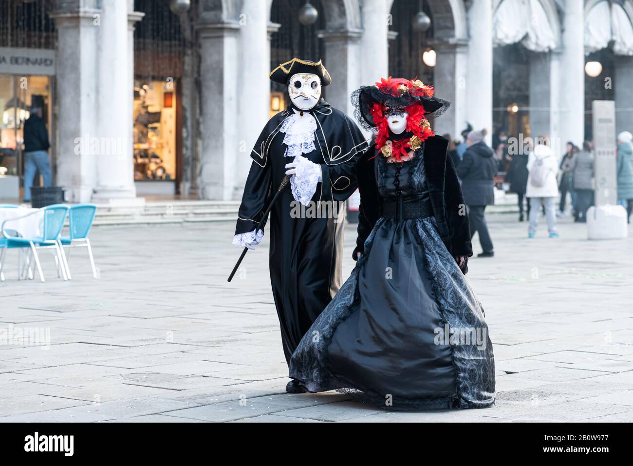 Chirrido Academia grado Pareja en disfraz de carnaval en febrero en Venecia (Italia Fotografía de  stock - Alamy