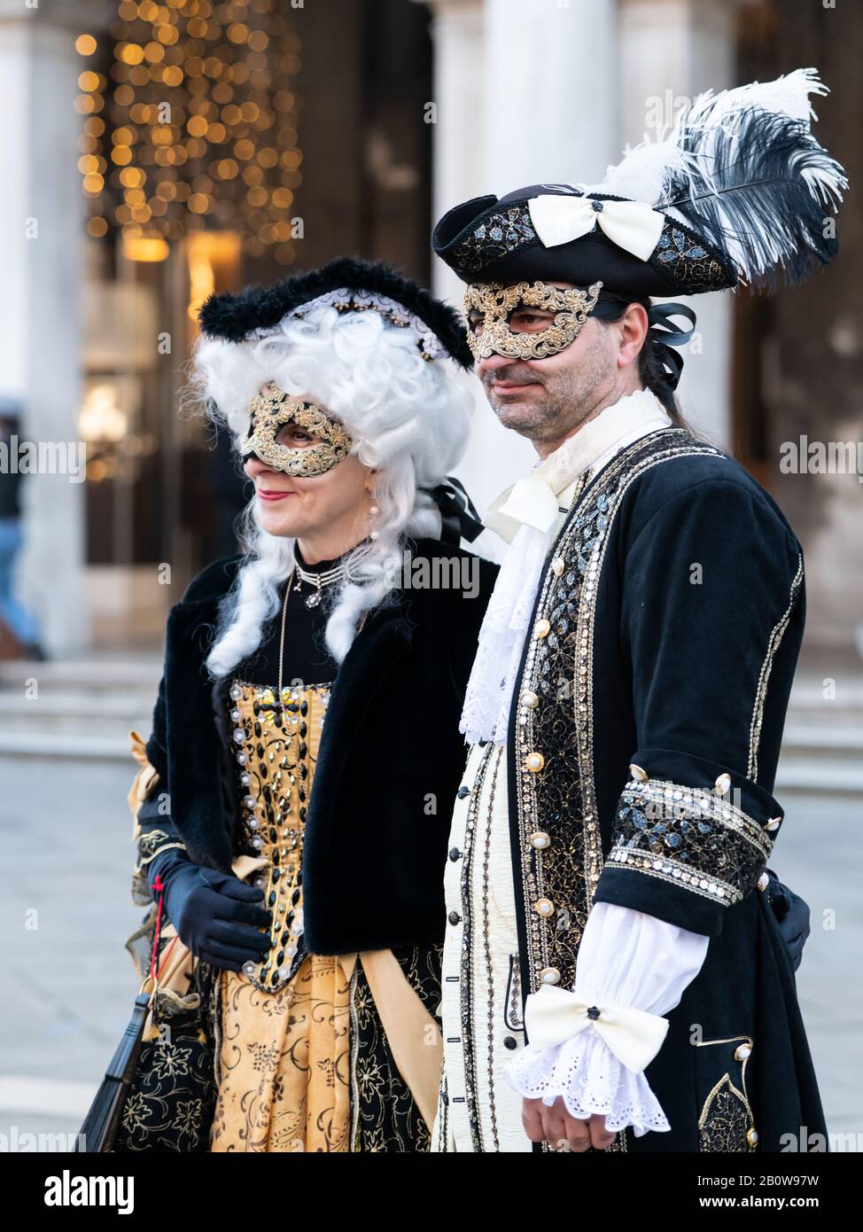 Pareja en disfraz de carnaval en febrero en Venecia (Italia Fotografía de  stock - Alamy