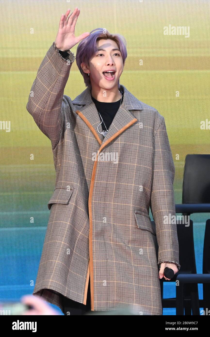 Nueva York, EE.UU. 21 de febrero 2020. Kim Nam-joon, miembro del grupo BTS, mejor conocido como RM, se ve agitando a fans mientras él y su grupo toman parte de