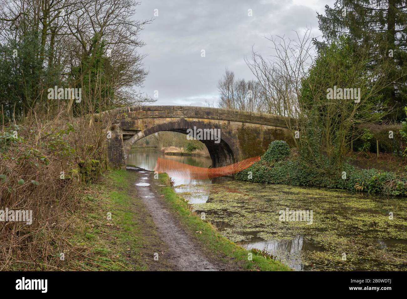 El canal de Leeds y Liverpool (línea principal - Wigan a Leeds) es un canal amplio y forma parte del canal de Leeds y Liverpool Foto de stock