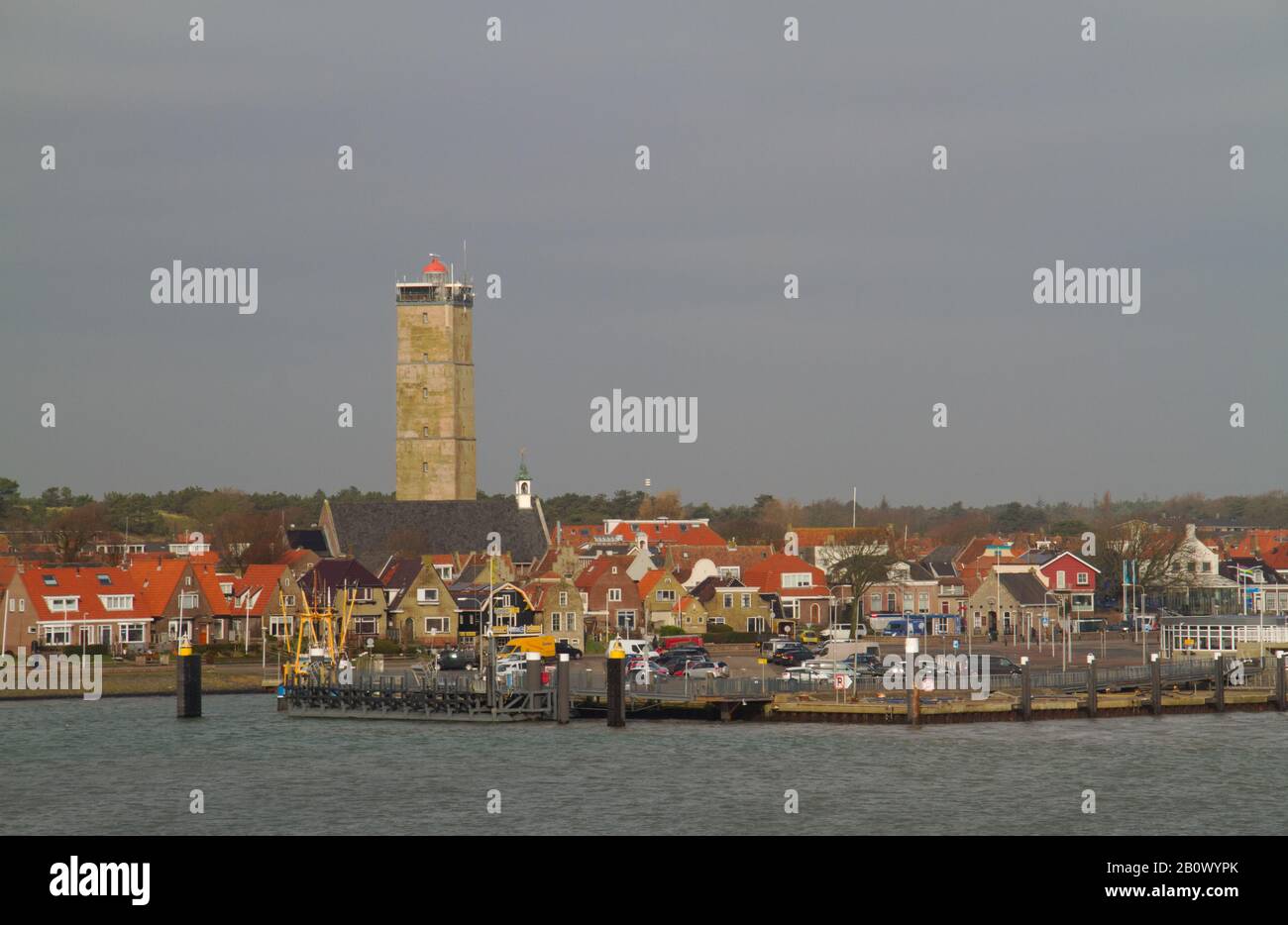 Vista desde el mar en el puerto y el faro de la isla holandesa Terschelling Foto de stock