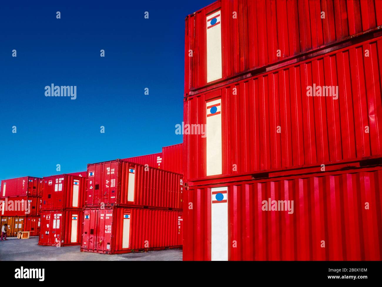Formas gráficas en rojo brillante de contenedores apilados listos para su envío, Pyrmont, Sydney, Nueva Gales del Sur, Australia Foto de stock