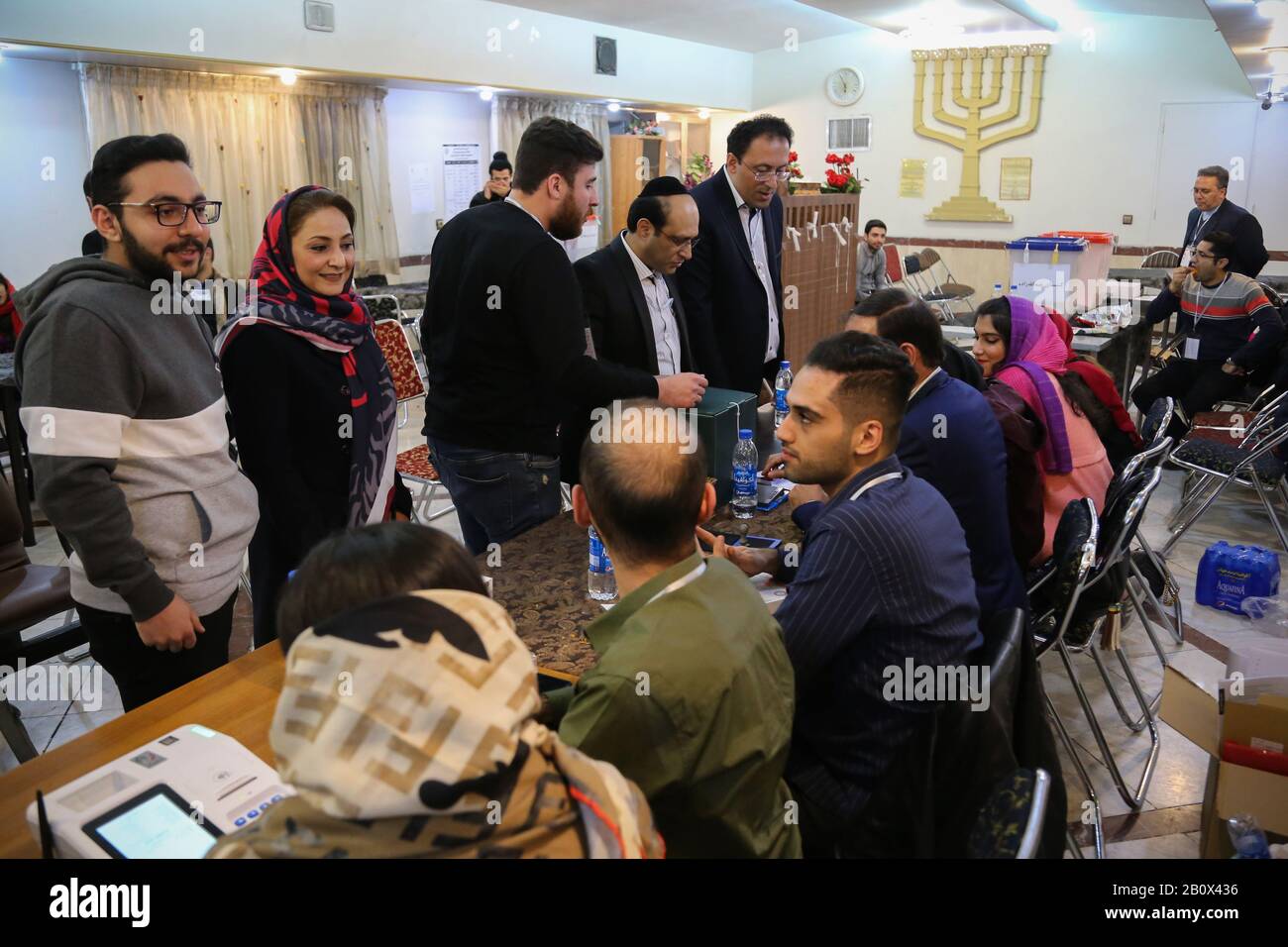 Teherán, Irán. 21 de febrero de 2020. Se ve a iraníes judíos en el centro de votación de la sinagoga Yusef Abad, en el norte de Teherán, Irán. Los iraníes se dirigen a las urnas para elegir a sus representantes a la Asamblea Consultiva Islámica en medio de una crisis económica cada vez mayor y de crecientes tensiones con Estados Unidos. Crédito: Rouzbeh Fouladi/Zuma Wire/Alamy Live News Foto de stock