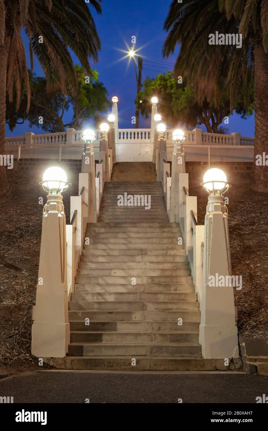 Eastern Beach escaleras de estilo art decó español en una vista vertical que conduce a un cielo azul al atardecer. Esta escalera está situada encima del Corio Foto de stock