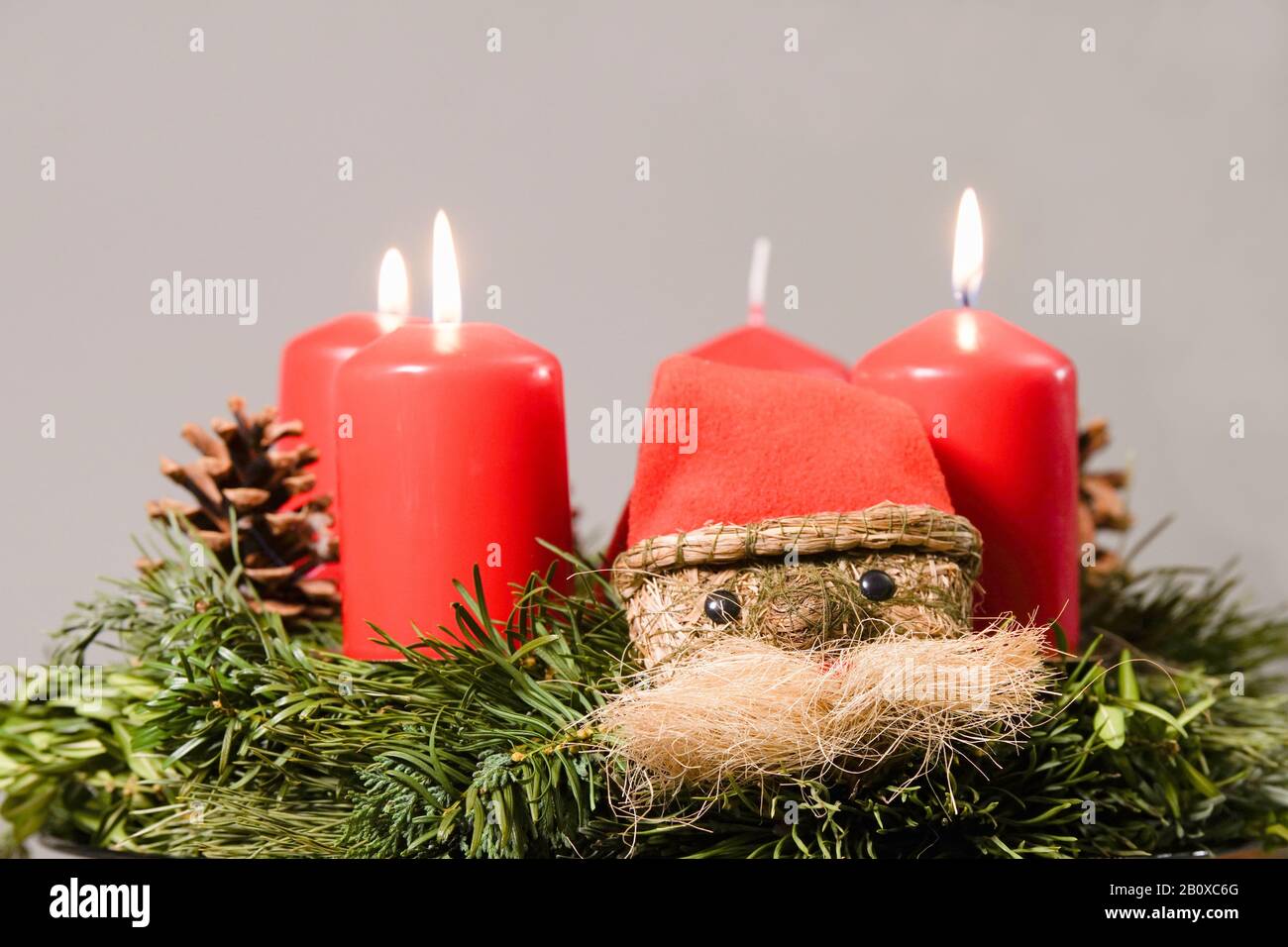 Kerze mit Weihnachtsstern und Efeu Foto de stock