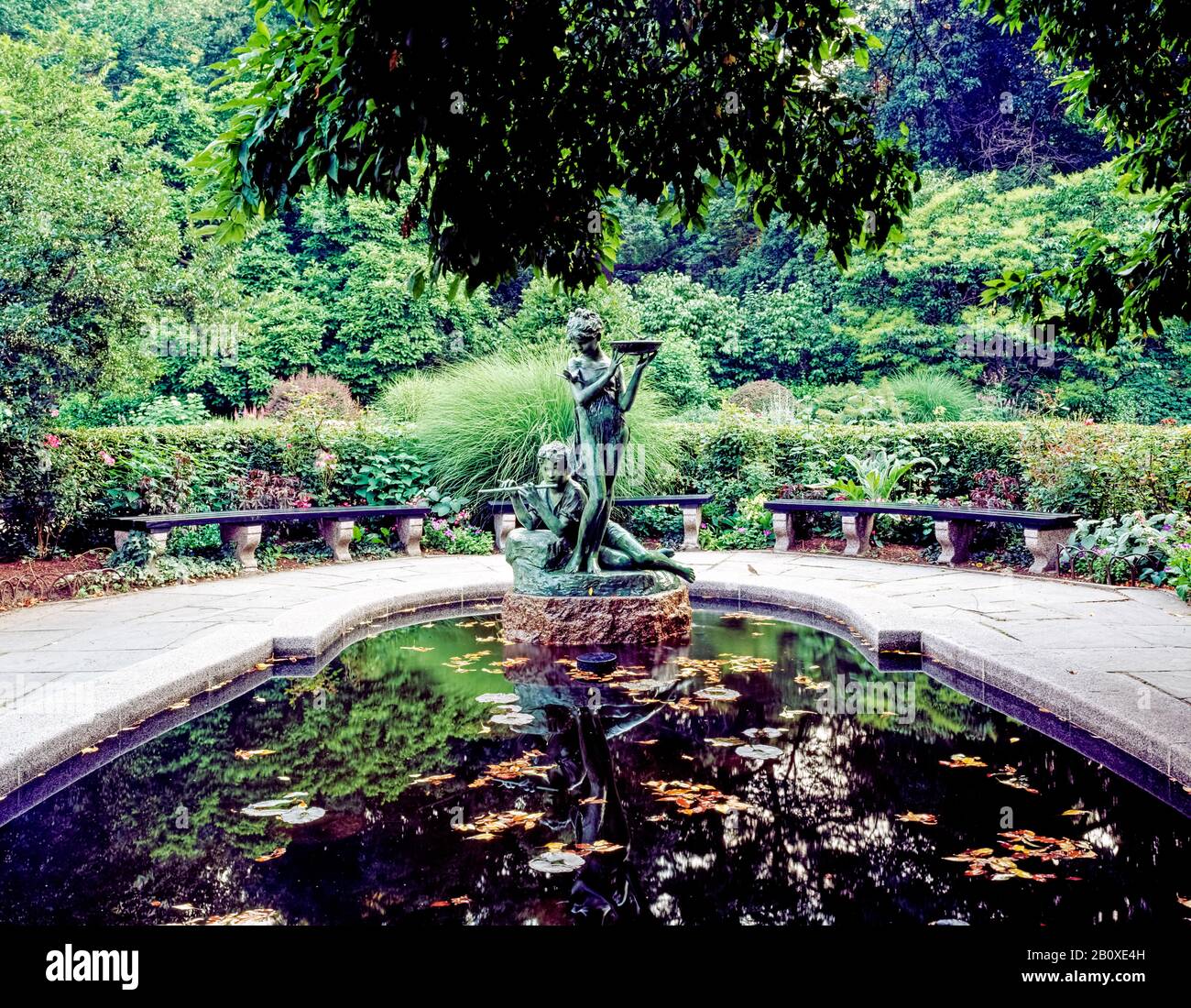 Fuente Burnet Memorial creada por Bessie Potter Vonnoh (1872-1955) escultor estadounidense que muestra a María y Dickon de la historia de los niños El Jardín Secreto por Frances Hodgson Burnett. Fotografía de la escultura en el Jardín Conservatorio, Central Park, Manhattan, Nueva York por Carol M. Highsmith. Foto de stock