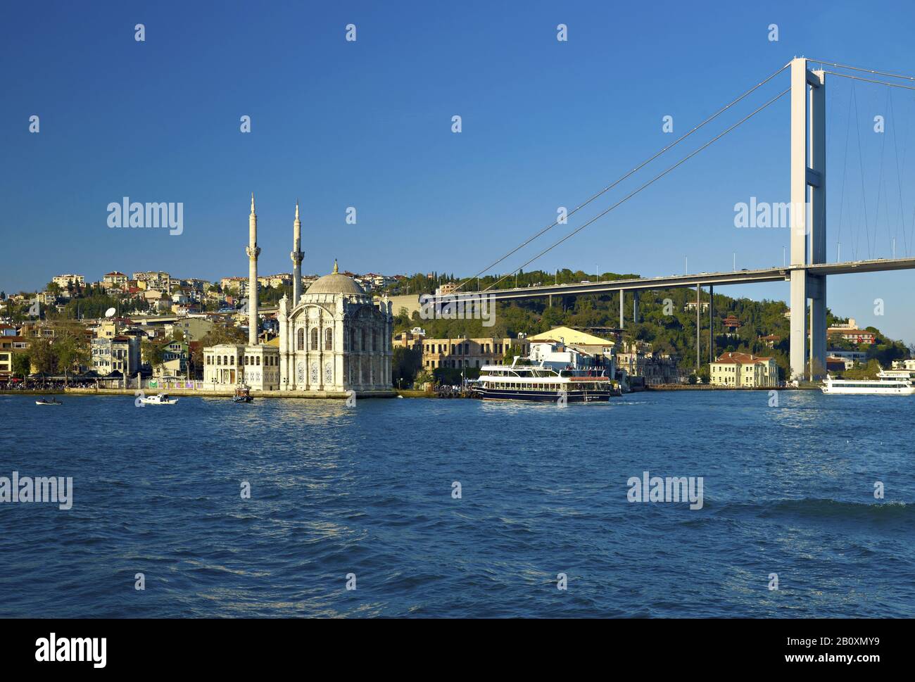 Büyük Mecidiye Camii, Mezquita sobre el Bósforo, distrito de Ortaköy, Estambul, zona de Mármara, Turquía, Foto de stock