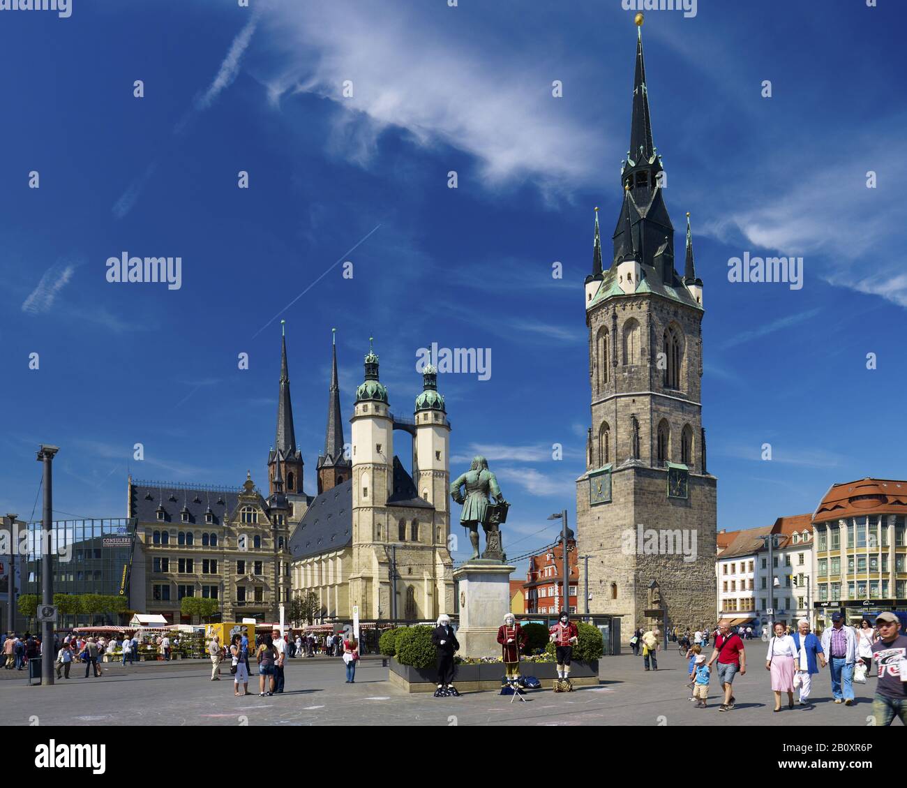 Plaza del mercado con la iglesia del mercado de San Marien, el monumento conmemorativo de la mano y la torre roja, Halle / Saale, Sajonia-Anhalt, Alemania, Foto de stock