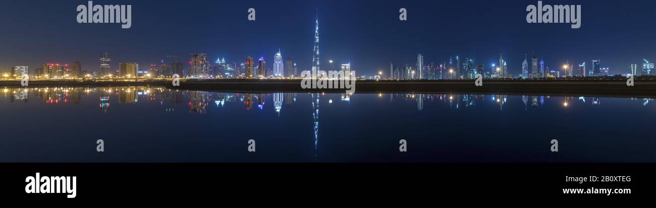 Centro De Dubai Reflejado En Business Bay, Emiratos Árabes Unidos, Foto de stock