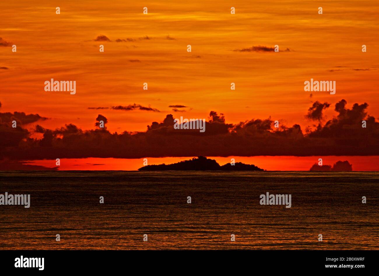 Puesta de sol en el mar entre Solomons y Micronesia, Islas Salomón Foto de stock