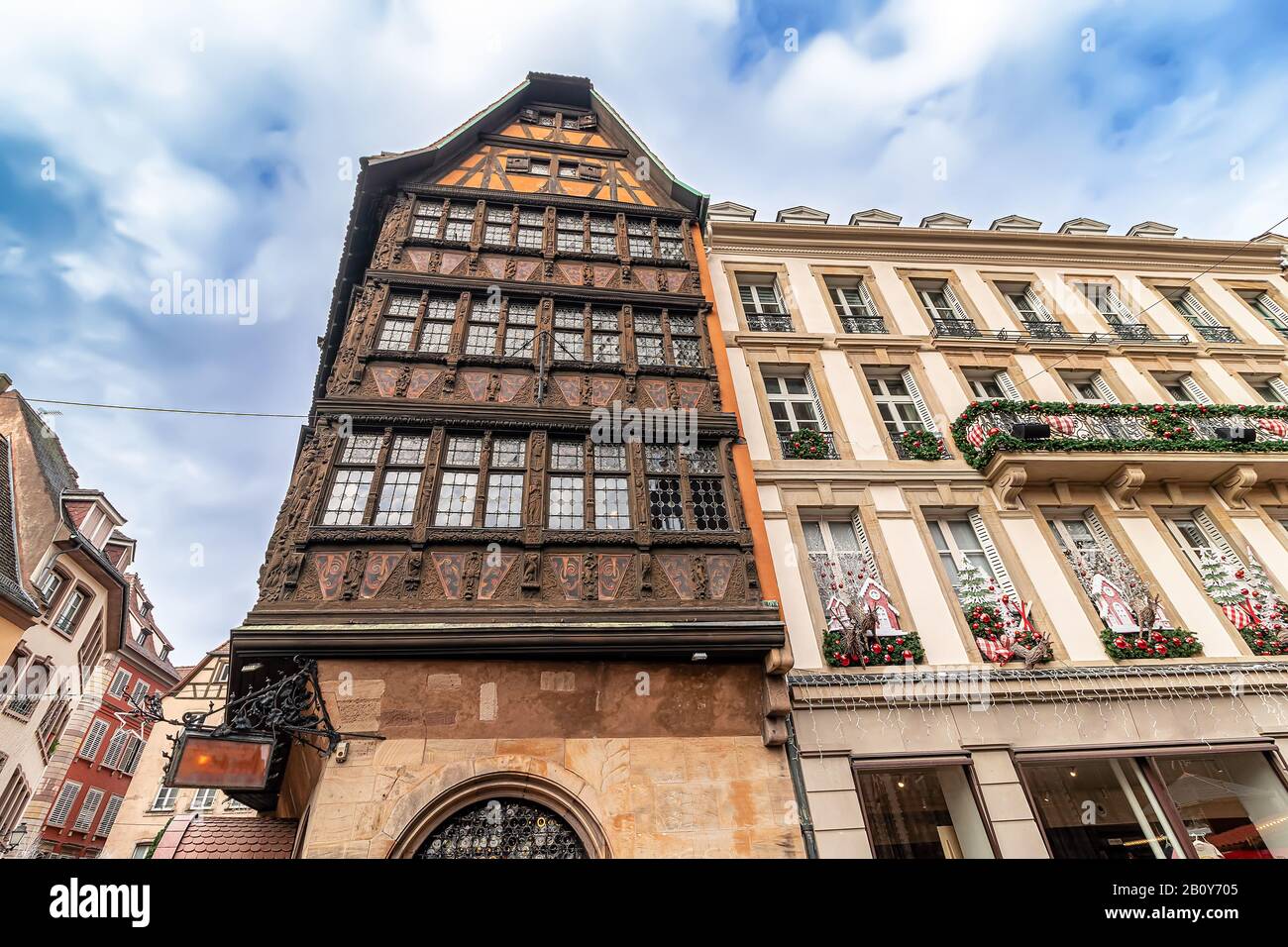Casa Kammerzell es uno de los edificios más famosos de Estrasburgo y una de las más vistosas y bien conservados edificios de vivienda civil medieval en l Foto de stock
