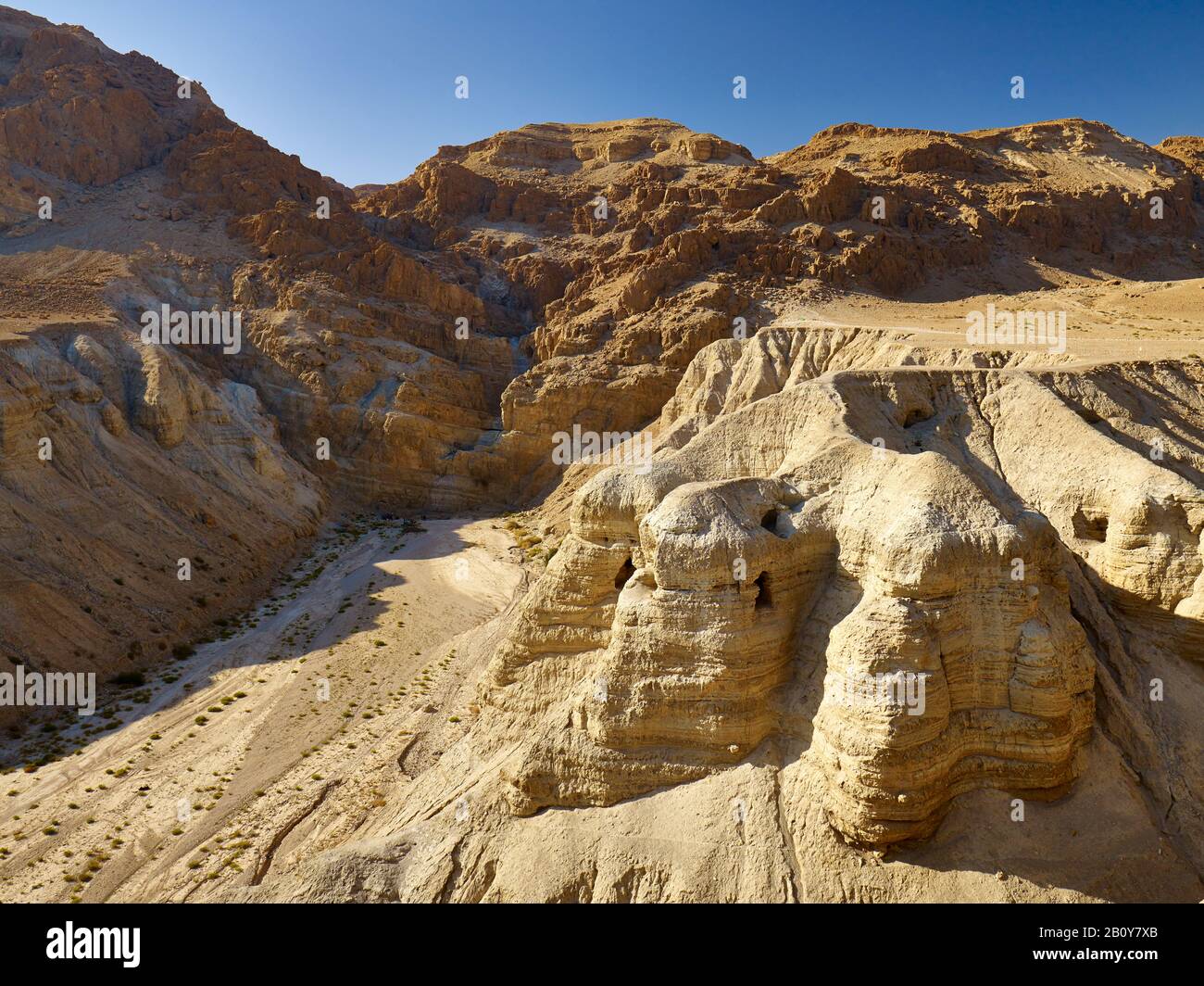 Paisaje con cuevas de Qumran en el Mar muerto, Israel, Oriente Medio