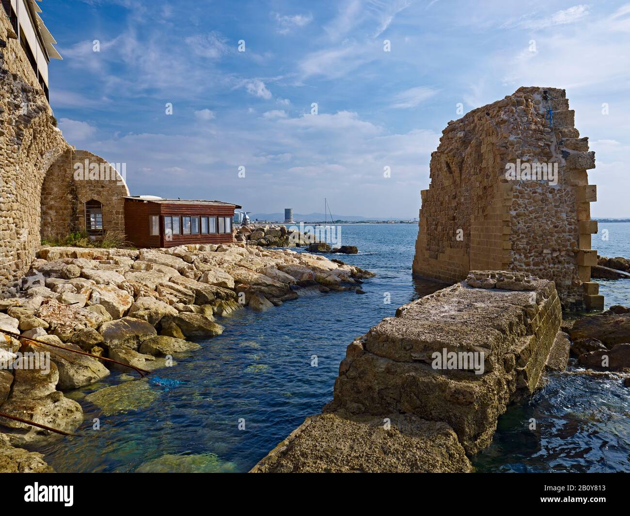 Viejas murallas defensivas en el Mar Mediterráneo en Akko cerca de Haifa, Israel, Foto de stock