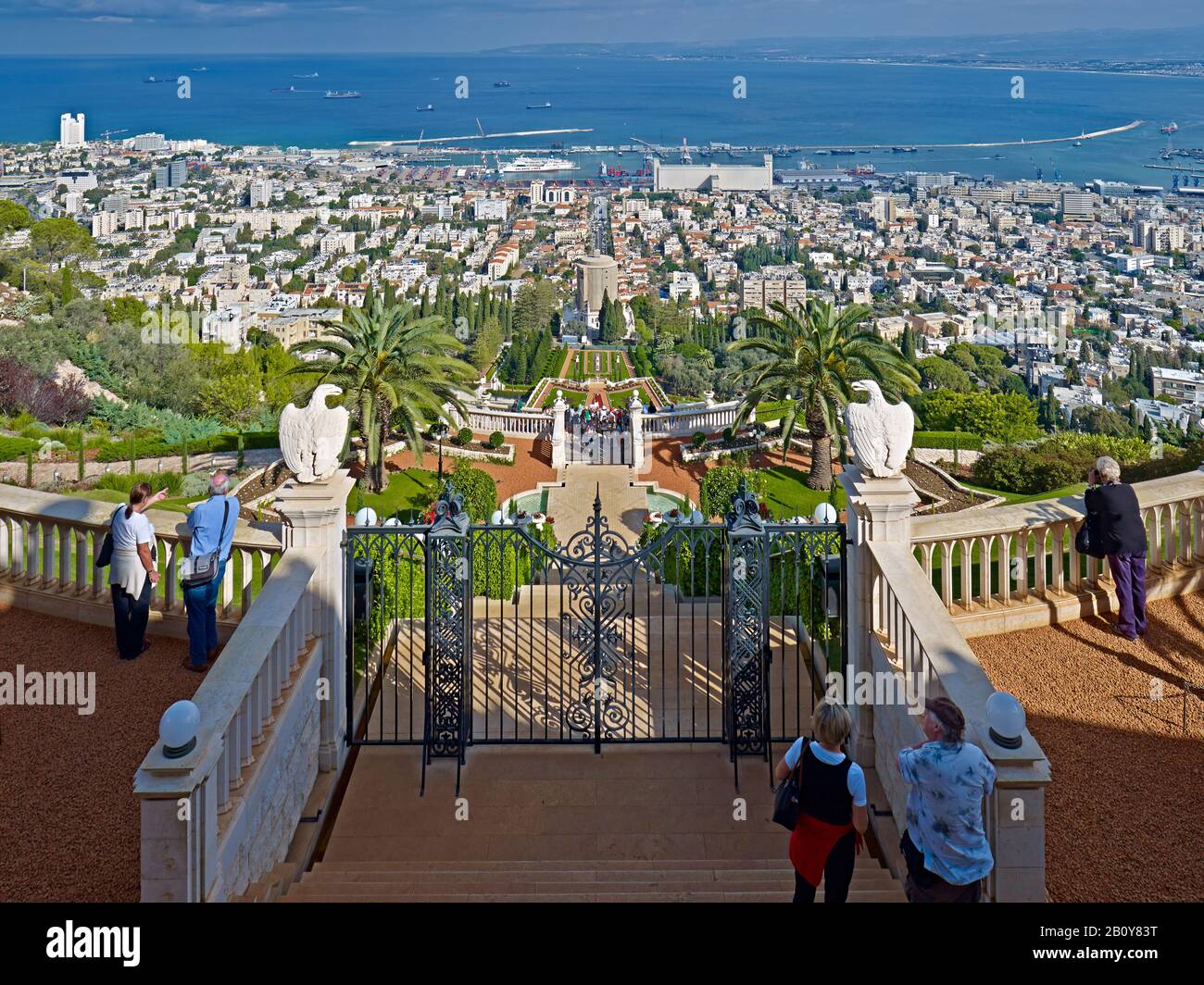Vista desde los jardines colgantes de los bahais desde el Monte Carmelo de Haifa, Israel, cercano Oriente, Foto de stock