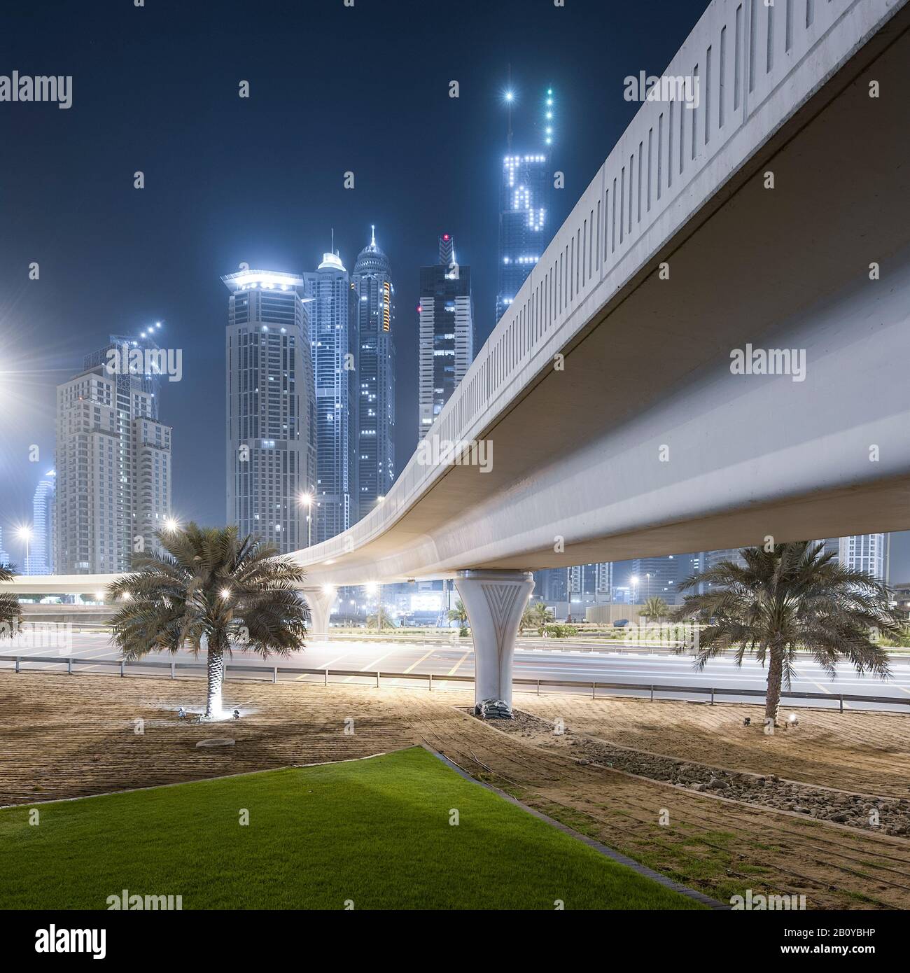 Puente, autopista y edificios de gran altura en Marina, Nueva Dubai, Emiratos Árabes Unidos, Foto de stock