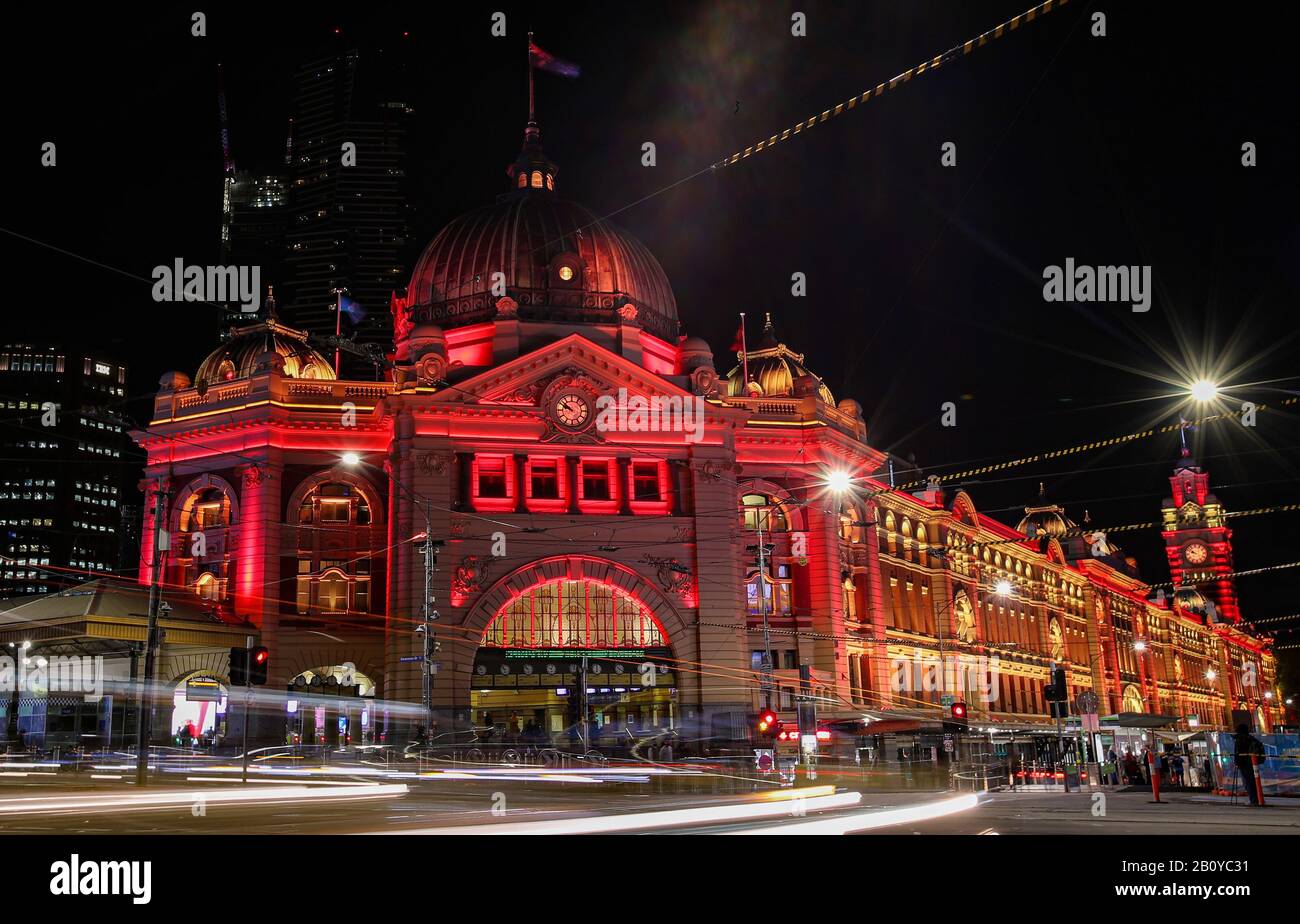 (200222) -- SYDNEY, 22 de febrero de 2020 (Xinhua) -- la estación de Flinders Street está iluminada en rojo en Melbourne, Australia, 21 de febrero de 2020. Mientras China lucha contra el estallido de COVID-19, el gobierno estatal victoriano de Australia lanzó una nueva campaña el jueves para mostrar su apoyo a las comunidades chinas en el país y en el extranjero. Como parte de la campaña, varios monumentos de Victoria, como el Centro de las Artes, la Galería Nacional de Victoria, el Museo de Melbourne, el Ayuntamiento de Melbourne y la estación de Flinders Street, fueron iluminados el viernes en rojo y dorado como símbolo de solidaridad con los victorianos chinos. (Xi Foto de stock