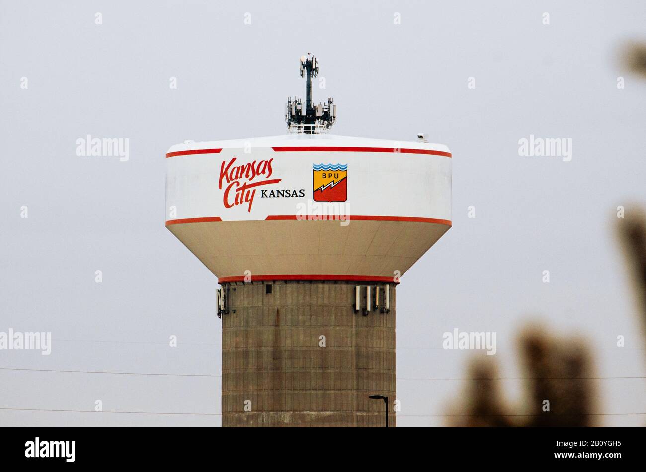 Torre de agua Kansas City, KS con el logotipo de la Junta de Servicios públicos de BPU Foto de stock