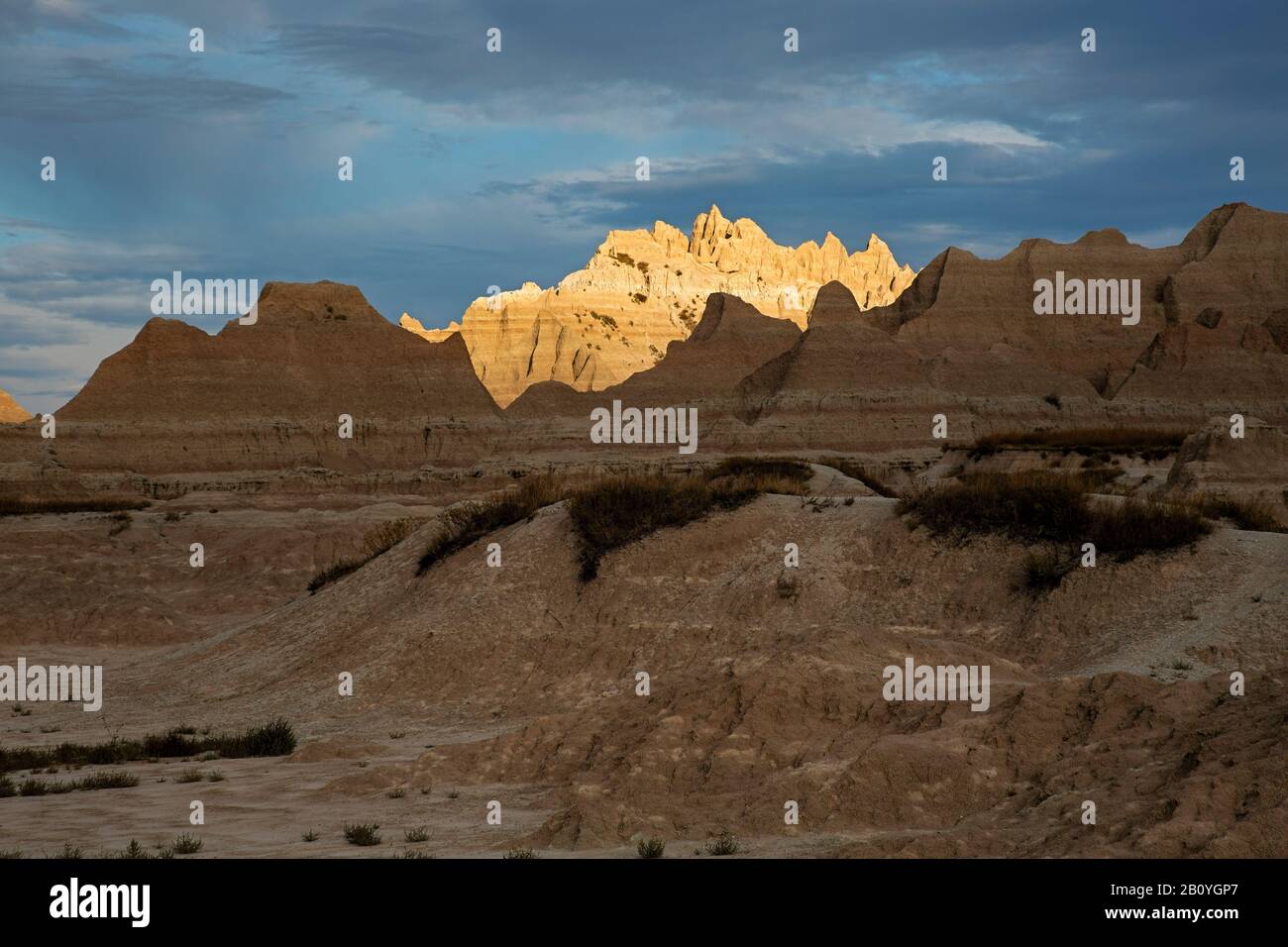 SD00181-00...DAKOTA DEL SUR - Sol golpeando a los butidos cerca de la ruta De exhibición De Fósiles en el Parque Nacional de Badlands. Foto de stock