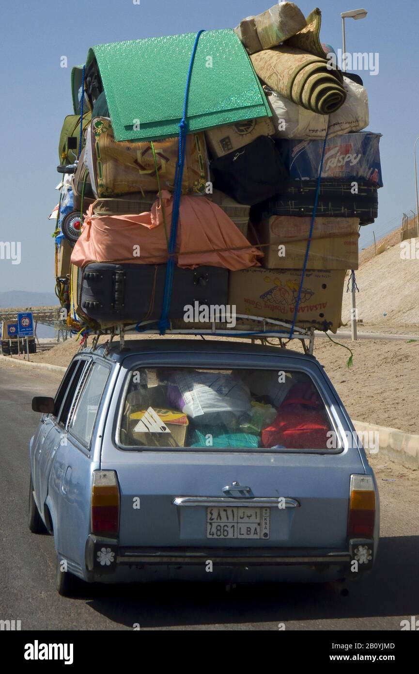 Los árabes saudíes viajan con mucho equipaje en Aqaba, Jordania, Oriente Medio, Foto de stock