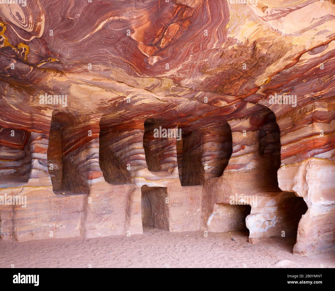 Estructura rocosa con nichos graves en la ciudad rocosa de Petra, Jordania, Oriente Medio, Foto de stock