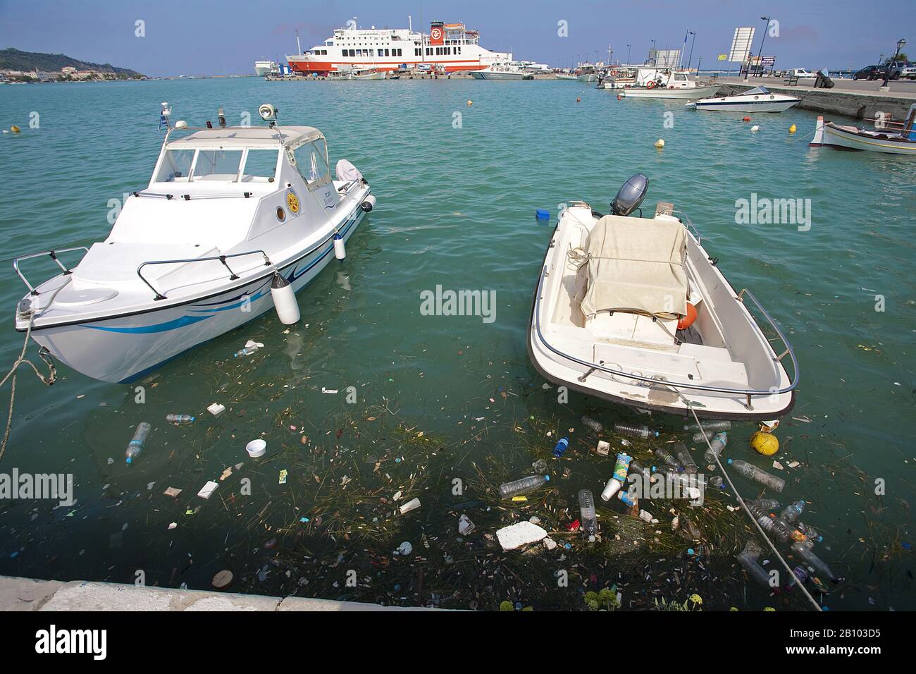 La basura de la civilización flota en el puerto de la ciudad de Zakynthos, isla de Zakynthos, Grecia Foto de stock