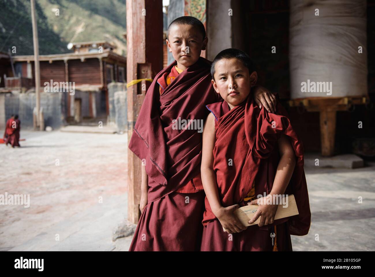 Es común que las familias tibetanas envíen al menos a uno de sus hijos a vivir en monasterios para ser entrenados como lamas y seguir el camino religioso. Meseta tibetana remota Foto de stock