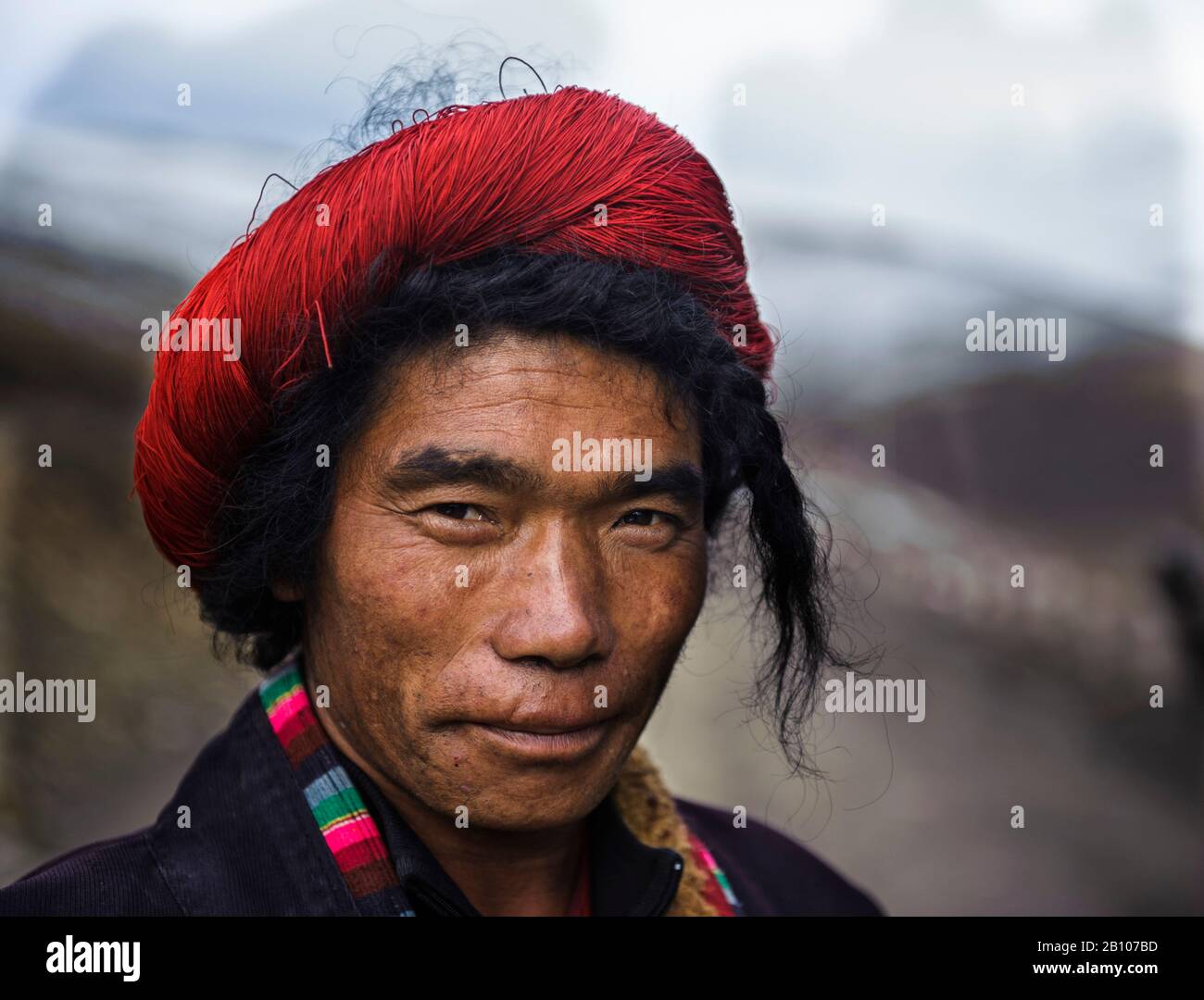 Retrato de un hombre tibetano, meseta tibetana, Kham y Amdo Foto de stock