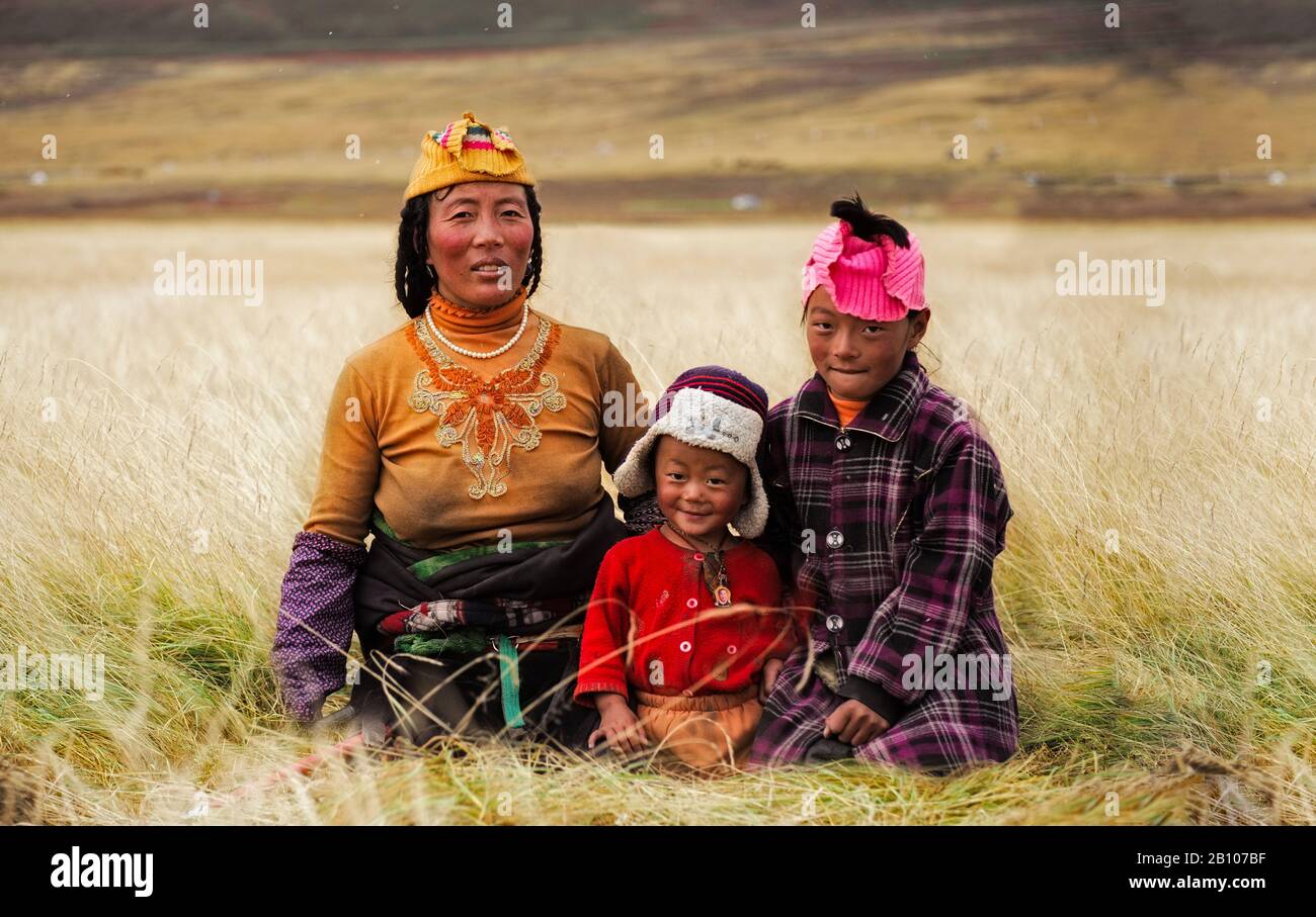 Una familia nómada tibetana en los prados de la meseta tibetana Foto de stock