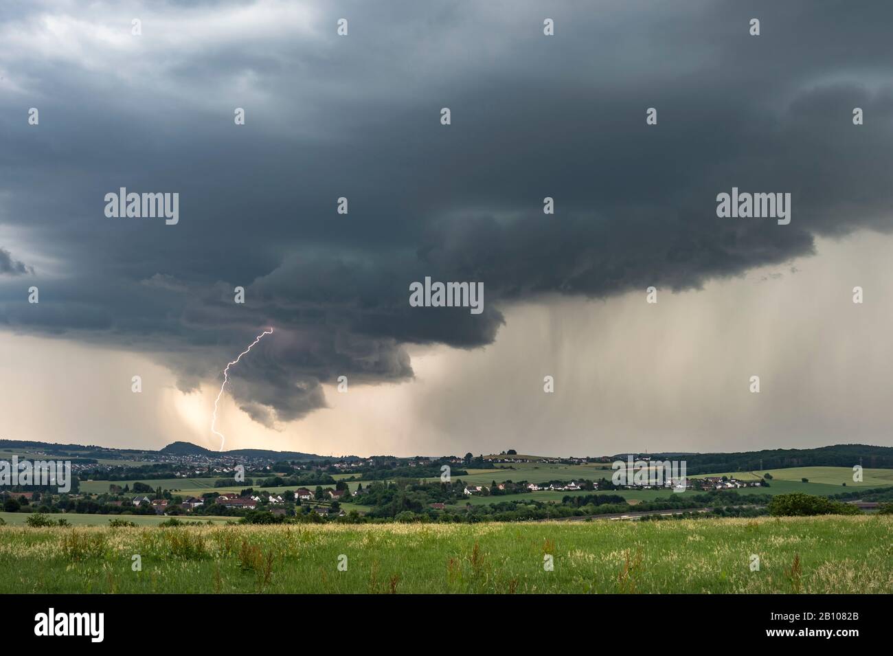 Tierra Blitz en Wallcloud de Vigoroso Supercell cerca de Saarlouis, Saarland, Alemania Foto de stock