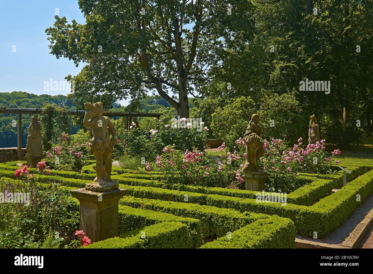 Jardín de rosas con cuatro elementos y estaciones en el jardín del castillo en Rothenburg ob der Tauber, Franconia media, Baviera, Alemania Foto de stock