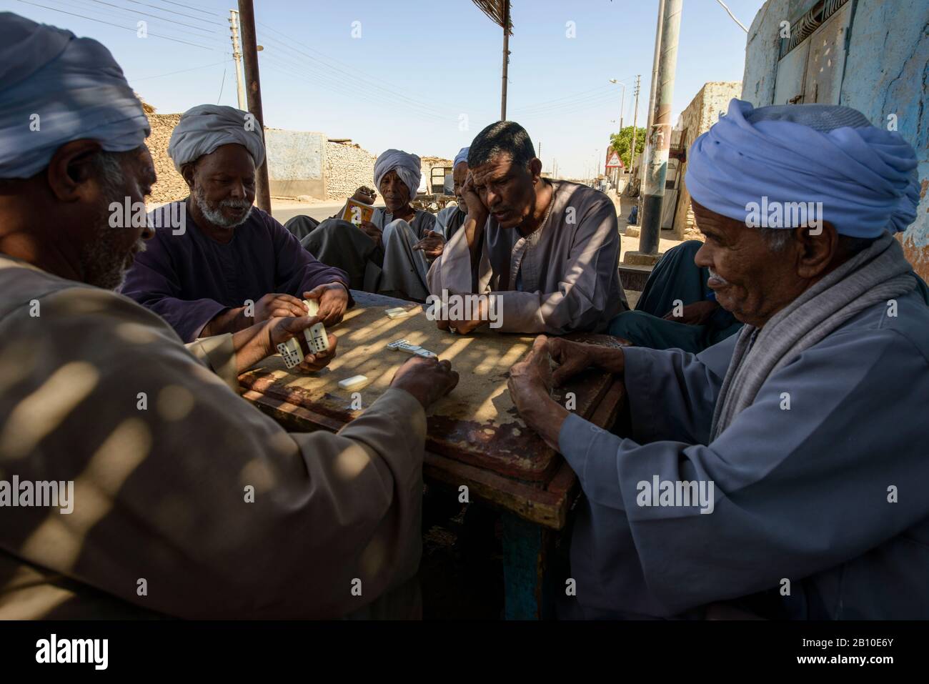 Los hombres juegan al dominó en una casa de té en la calle cerca de Asuán, Egipto Foto de stock