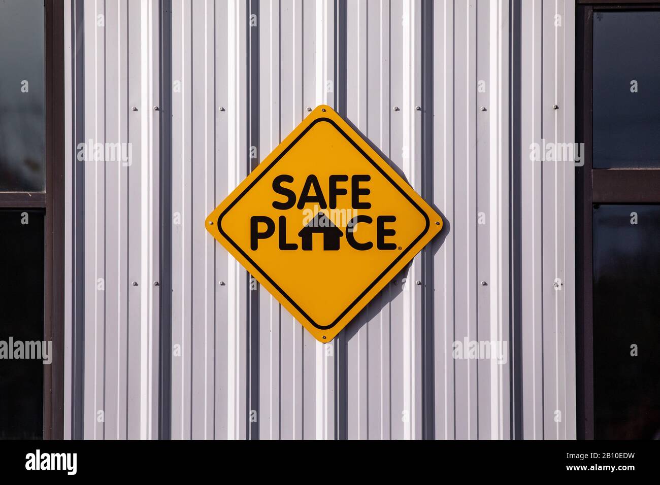 Señal de lugar seguro de una pared de metal claro de un edificio Fotografía  de stock - Alamy