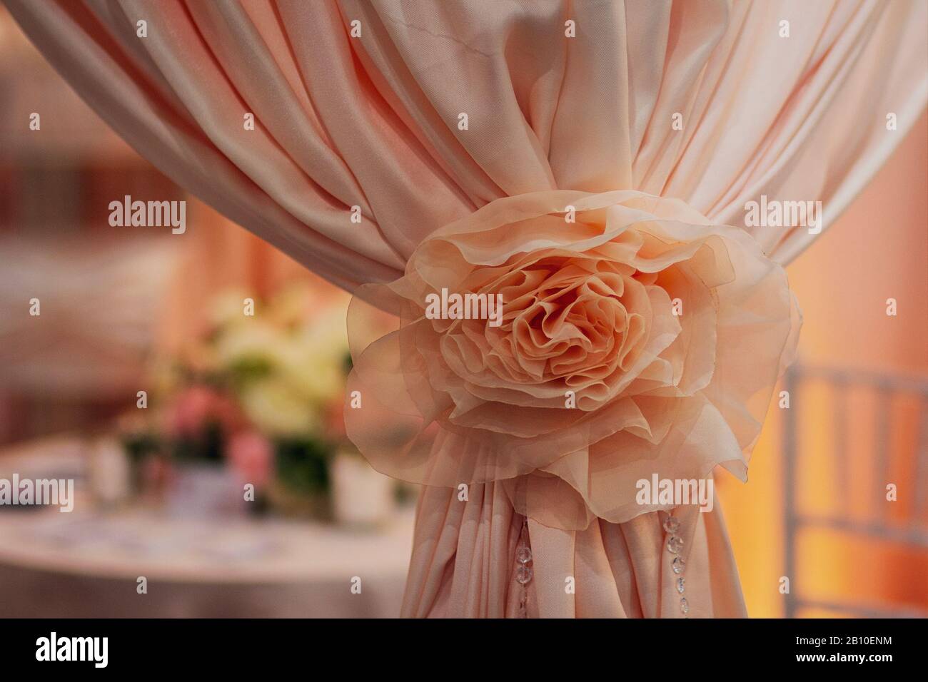 Hermosas cortinas rosadas en el salón de banquetes de bodas. Interior Foto de stock