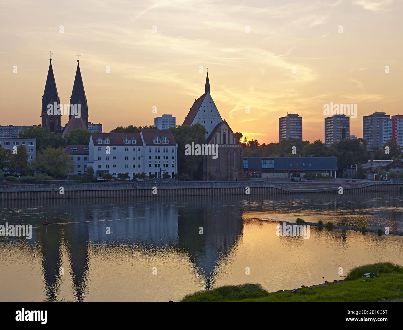 Vista de la ciudad sobre el Oder con sala de conciertos 'C. Ph. E. Bach' Y Friedenskirche, Frankfurt (Oder), Brandeburgo, Alemania Foto de stock