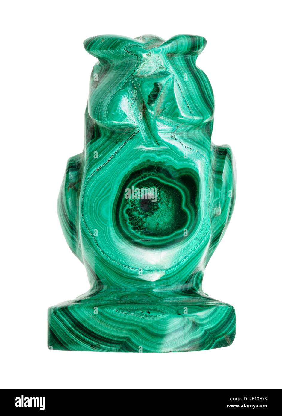 textura ornamental de roca malaquita natural en la típica figurilla pulida de búho aislada sobre fondo blanco Foto de stock