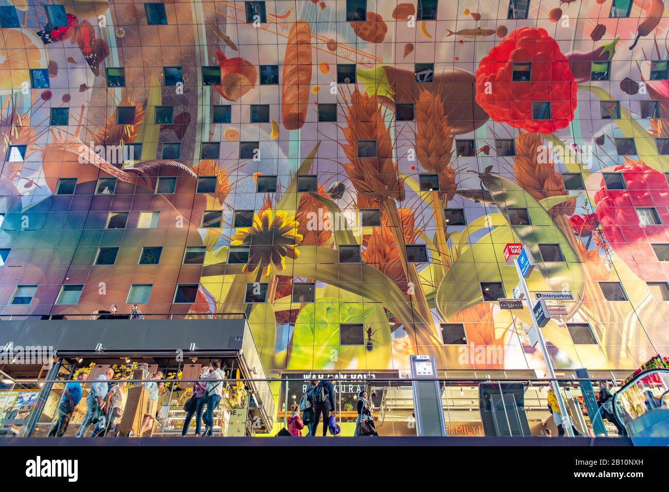 La pintura colorida en la pared del mercado de Rotterdam, países Bajos Foto de stock
