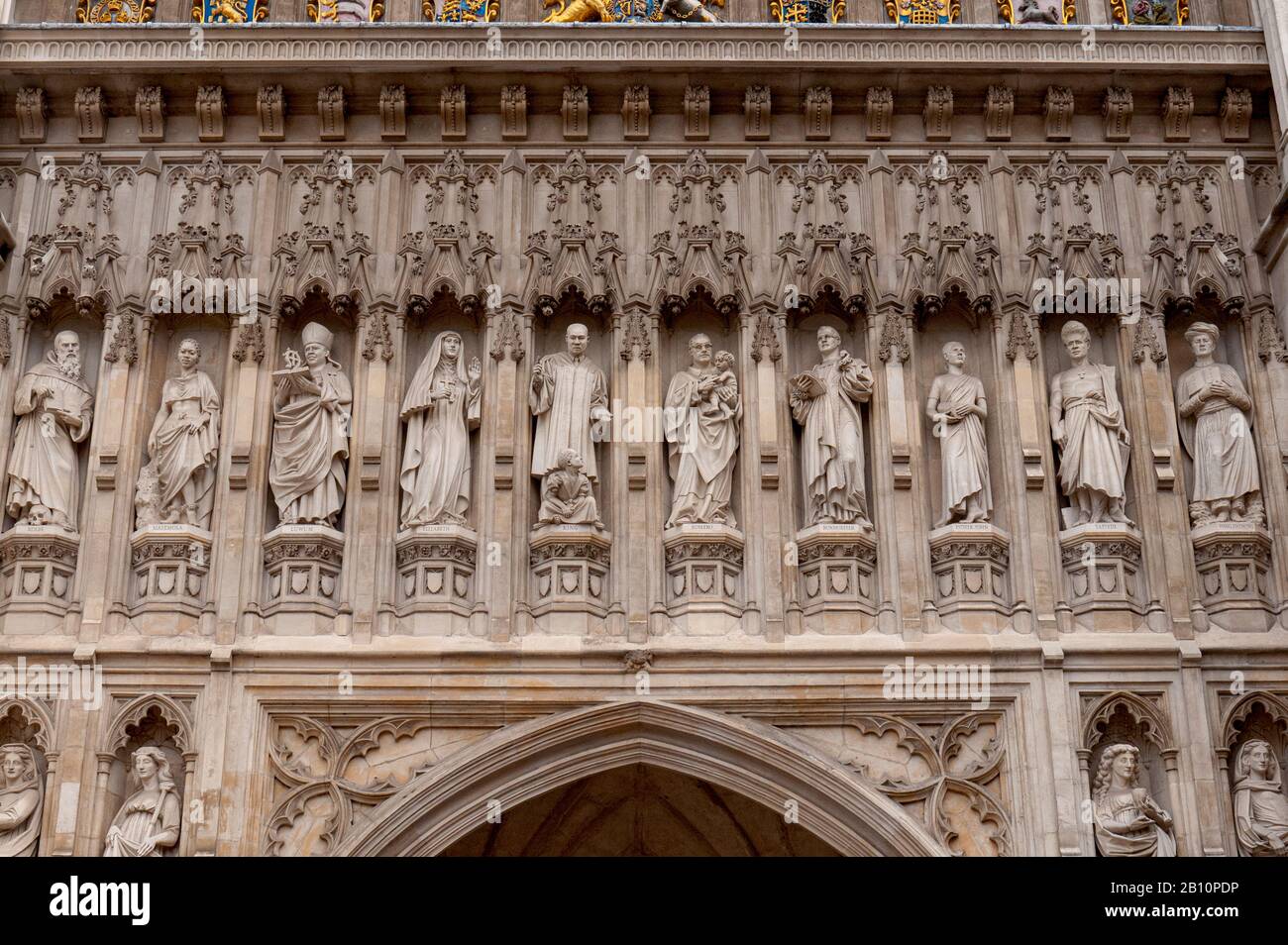 La fachada de la Abadía de Westminster se encuentra sobre la puerta oeste de los 'Mártires de Mártires de los Mártires de los Mártires de los Mártires de los Mártires de los Mártires de los Mártires de los Westmister, Londres, Reino Unido Foto de stock