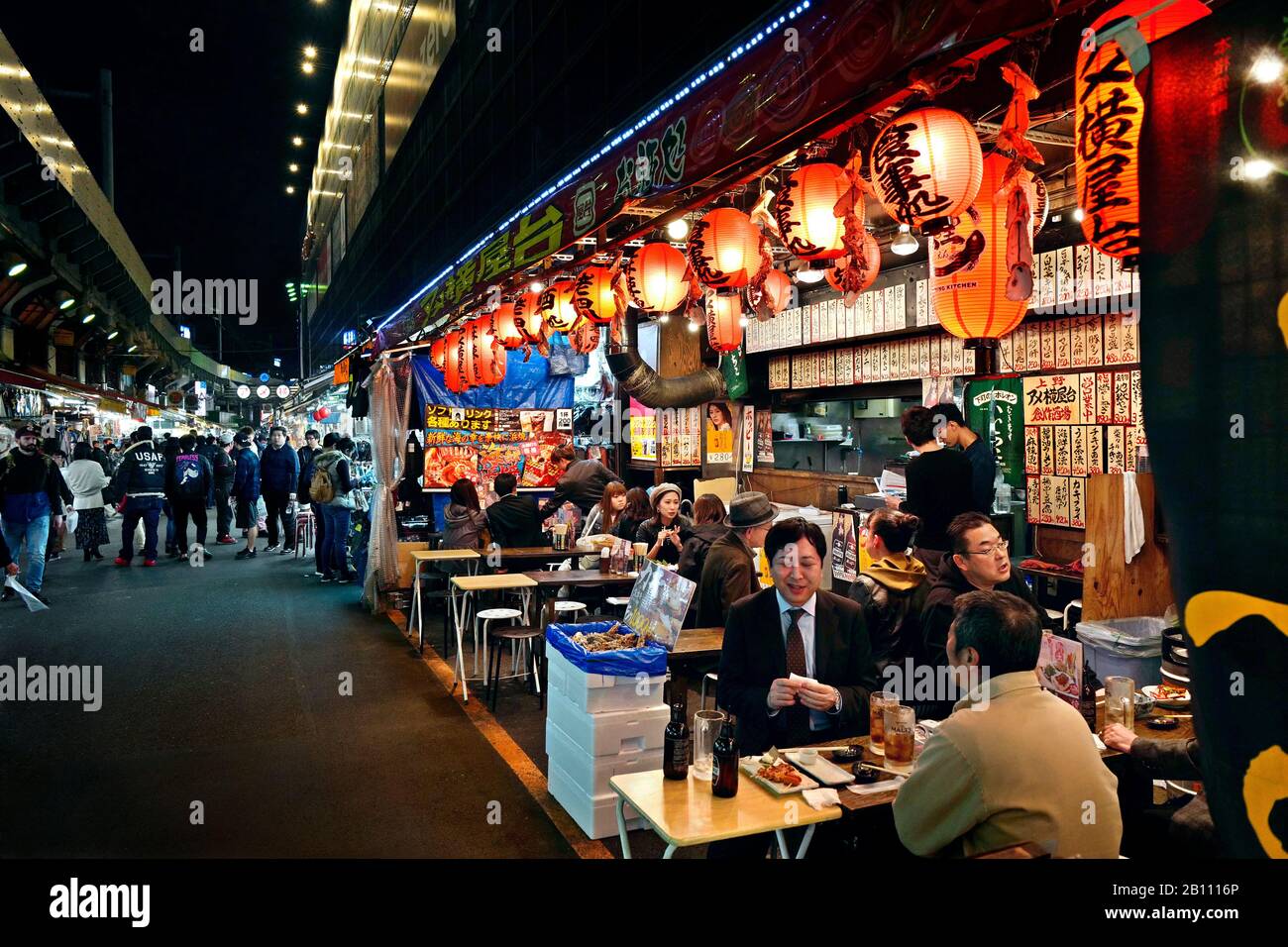 Japón, isla Honshu, Kanto, Tokio, por las calles de Ueno por la noche. Foto de stock