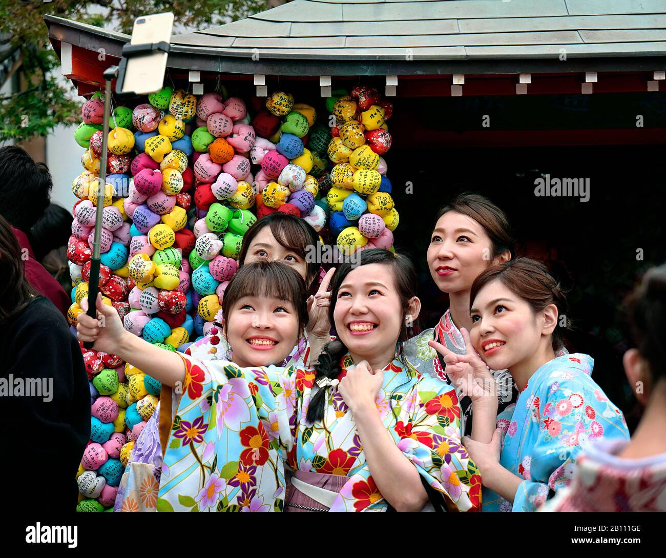 Japón, isla Honshu, Kansai, Kioto, mujeres jóvenes en kimono. Foto de stock