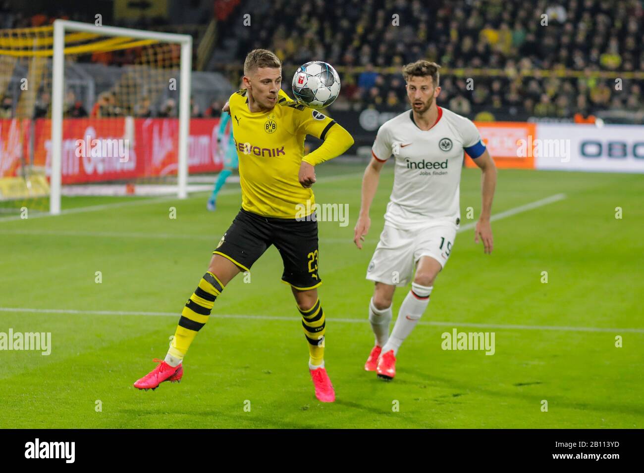 Dortmund, Alemania, Signal-Iduna-Park, 14 de febrero de 2020: Thorgan Hazard of Borussia Dortmund desafía a David Abraham de Eintracht Frankfurt durante el f Foto de stock