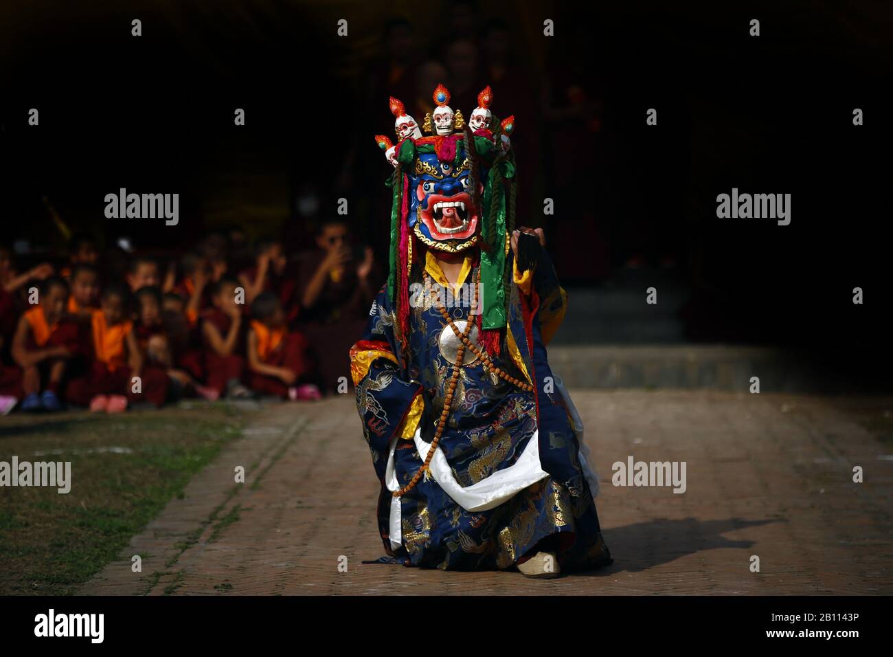 Katmandú, Nepal. 22 de febrero de 2020. El Lama Budista en la máscara ritual realiza el sagrado Cham Dance en un monasterio en Boudha en Katmandú, Nepal el sábado, 22 de febrero de 2020. Crédito: Skanda Gautam/Zuma Wire/Alamy Live News Foto de stock