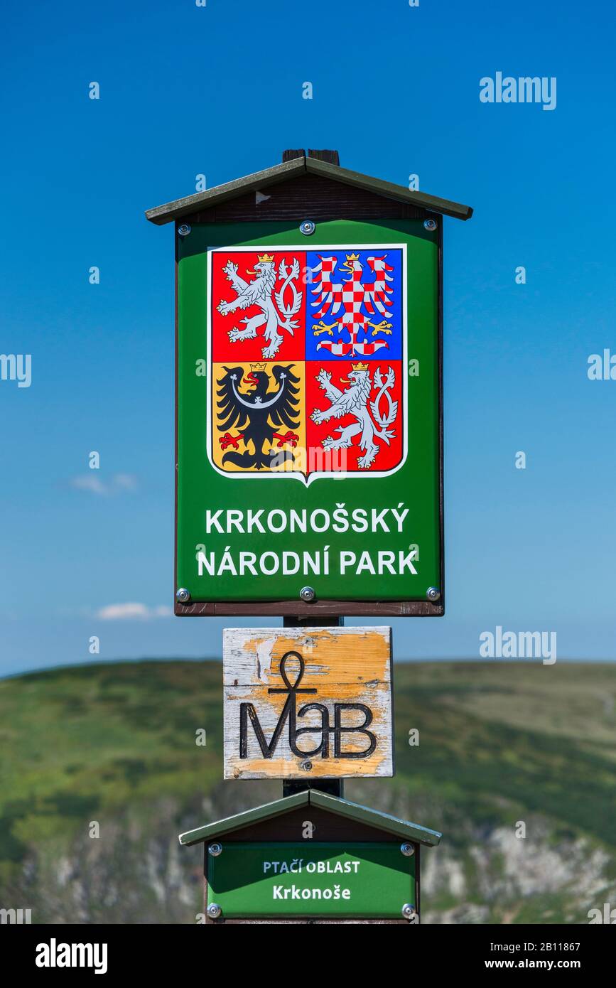 Escudo de armas checo en el cartel del Parque Nacional de Krkonose, en la frontera polaco-Checa, en Krkonose (Karkonosze), montañas de Sudetes, República Checa y Polonia Foto de stock