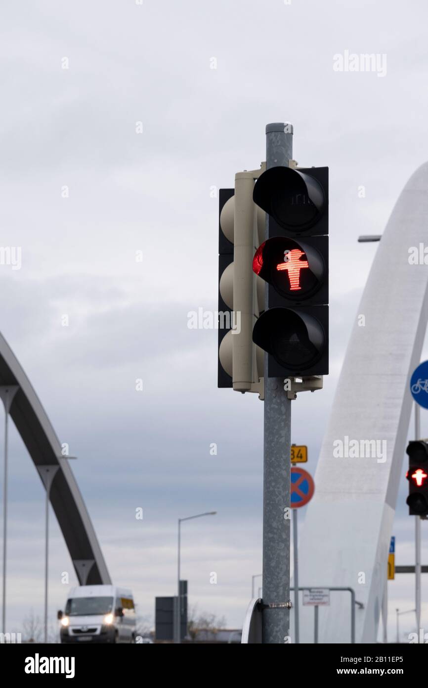 Ampelmaennchen de Alemania oriental, la luz roja del semáforo de peatones para detener, reliquia de los tiempos de la antigua RDA en Berlín Oriental Alemania Europa Foto de stock