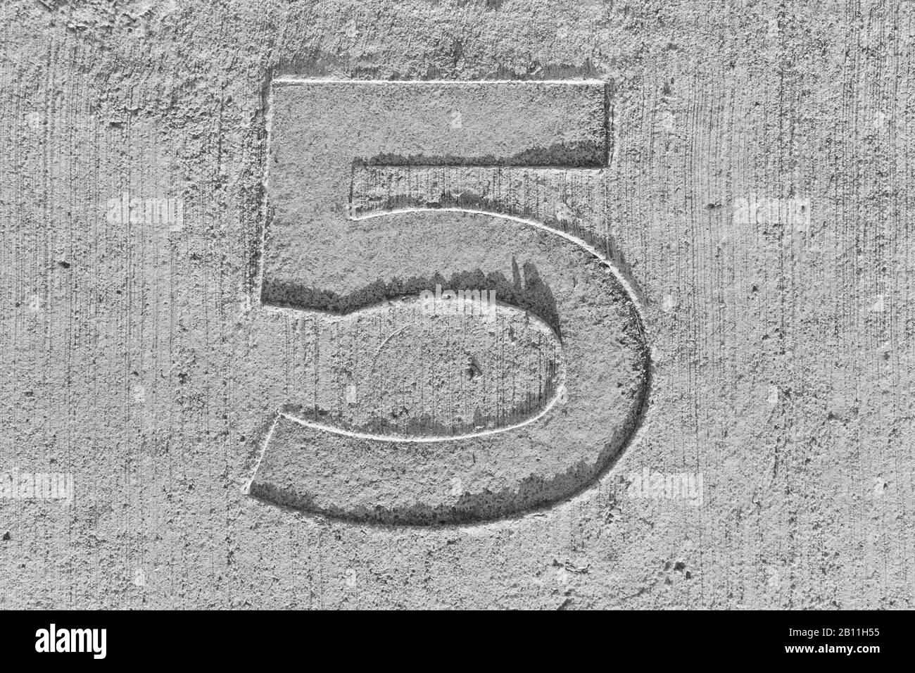 Cinco números estampados en el suelo de hormigón. Fondo de cemento  Fotografía de stock - Alamy