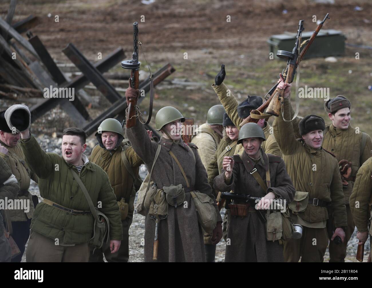 Bielorrusia. 22 de febrero de 2020. REGIÓN de Minsk, BIELORRUSIA - 22 DE FEBRERO de 2020: Una recreación histórica de la Ofensiva Rogachev-Zhlobin de 1944 en el complejo histórico y cultural de la línea Stalin, cerca de la aldea de Goroshki. La Ofensiva Rogachev-Zhlobin fue llevada a cabo por el Ejército Rojo contra las fuerzas alemanas nazis el 21 - 26 de febrero de 1944 durante la Gran Guerra Patriótica de 1941-1945 (parte de la Segunda Guerra Mundial). Durante la ofensiva, las tropas soviéticas infligieron graves daños a las tropas alemanas nazis y pudieron cruzar el Dnieper. Natalia Fedosenko/TASS crédito: ITAR-TASS News Agency/Alamy Live News Foto de stock