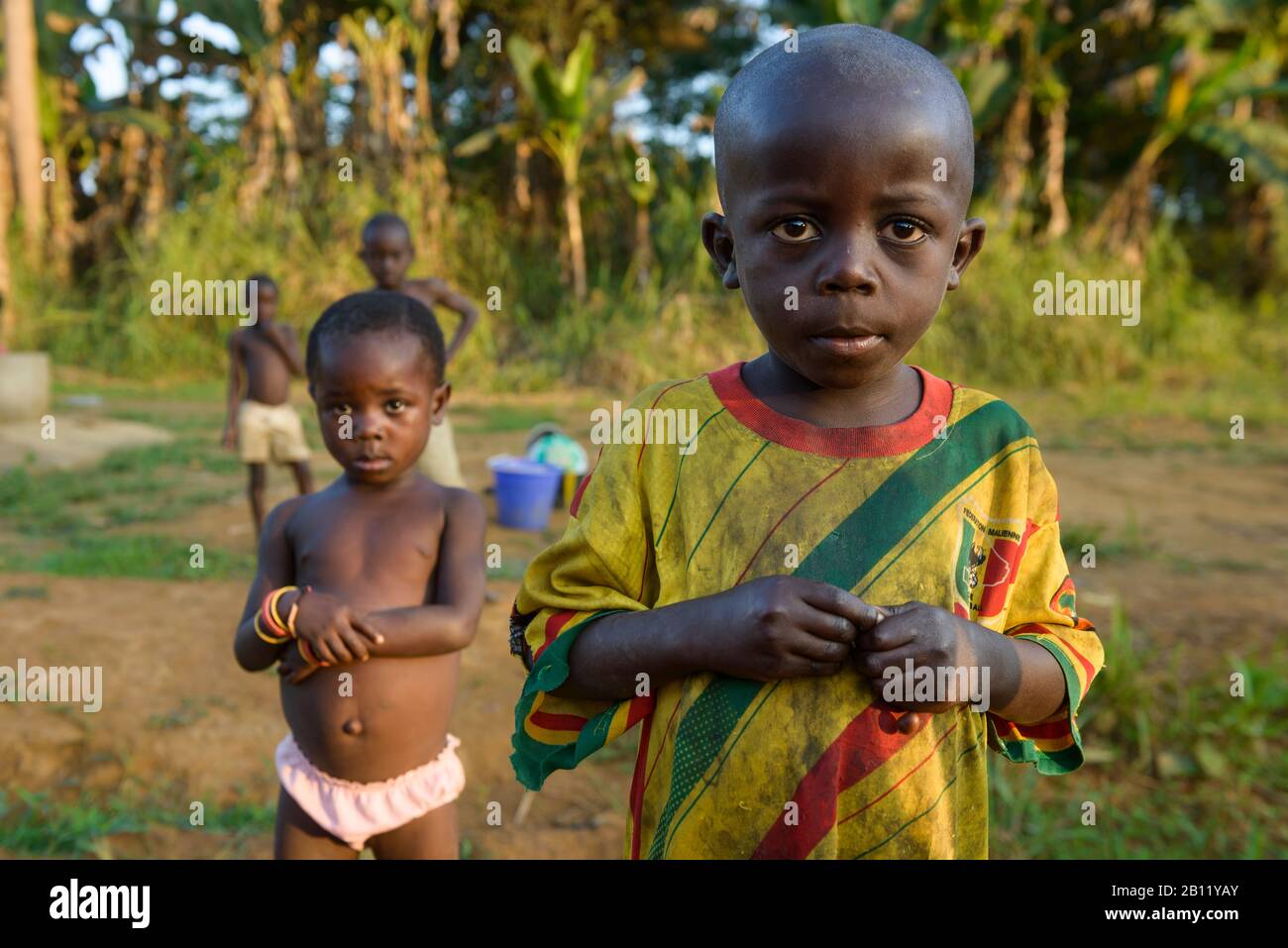 Niños de la región de la selva ecuatorial, Gabón, África Central Foto de stock