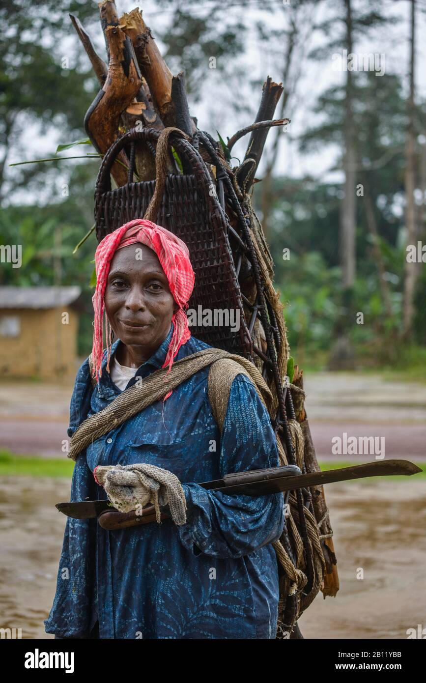 Mujer con cesta, Gabón, África Central Foto de stock