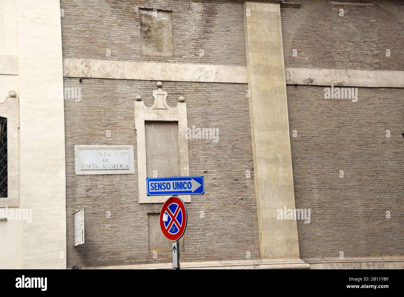 Citta del Vaticano Italia y Porta Sant Anna - Puerta de San Annes en Via di  Porta Angelica en Roma, Italia Fotografía de stock - Alamy